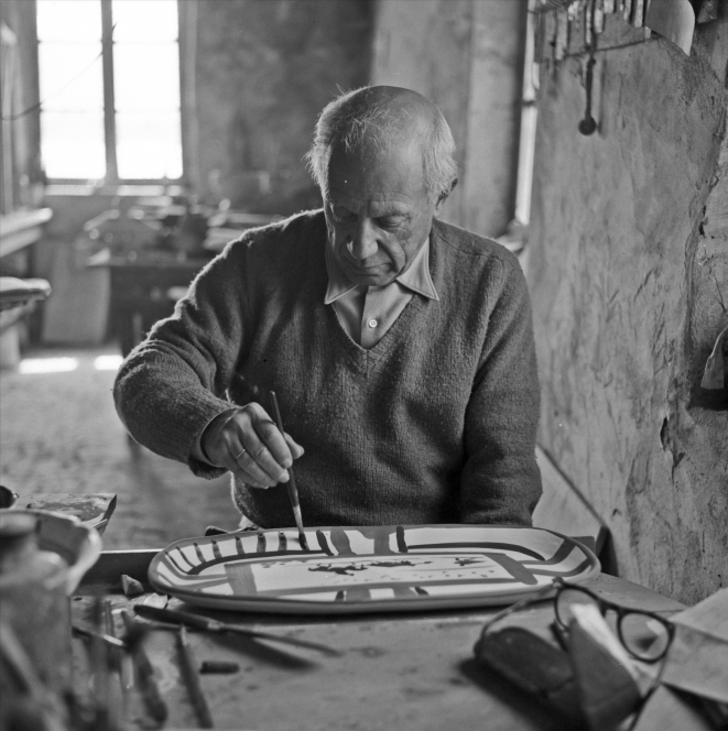 Picasso works on a bullfight plate at Madoura pottery. Vallauris 23.3.53 Photo Edward Quinn, © edwardquinn.com